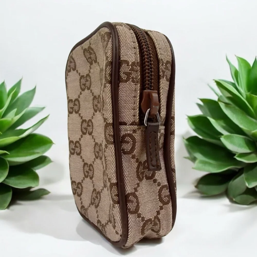 GUCCI Signature Canvas/Leather Pouch 😍